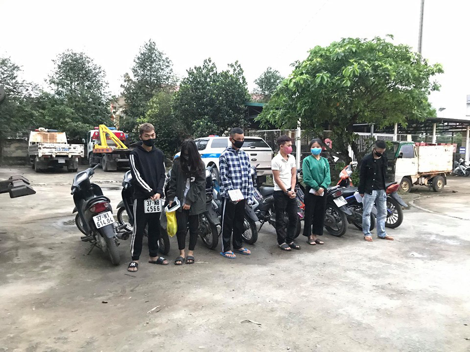 Bất chấp lệnh cấm, nh&oacute;m nam nữ thanh ni&ecirc;n đi xe m&aacute;y d&agrave;n h&agrave;ng ngang, lạng l&aacute;ch - Ảnh 1.