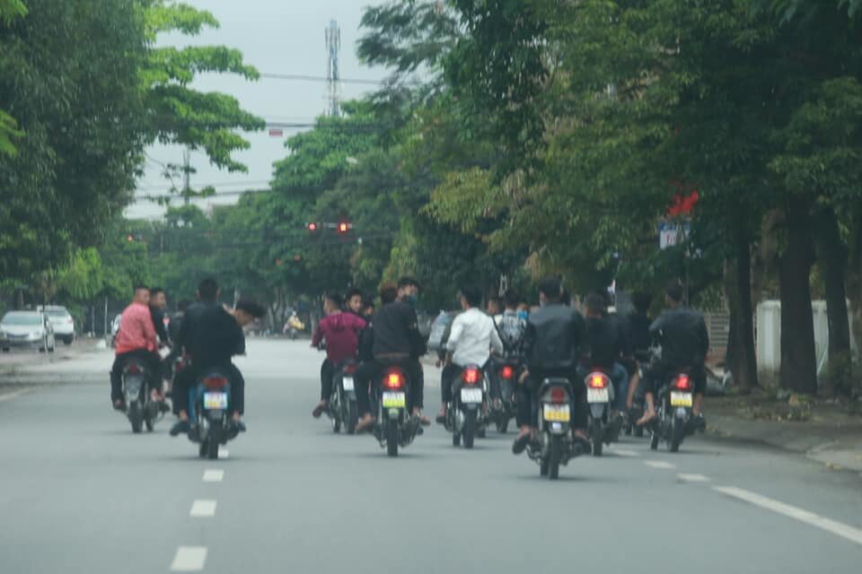 Bất chấp lệnh cấm, nhóm nam nữ thanh, thiếu niên đi xe máy dàn hàng ngang, lạng lách