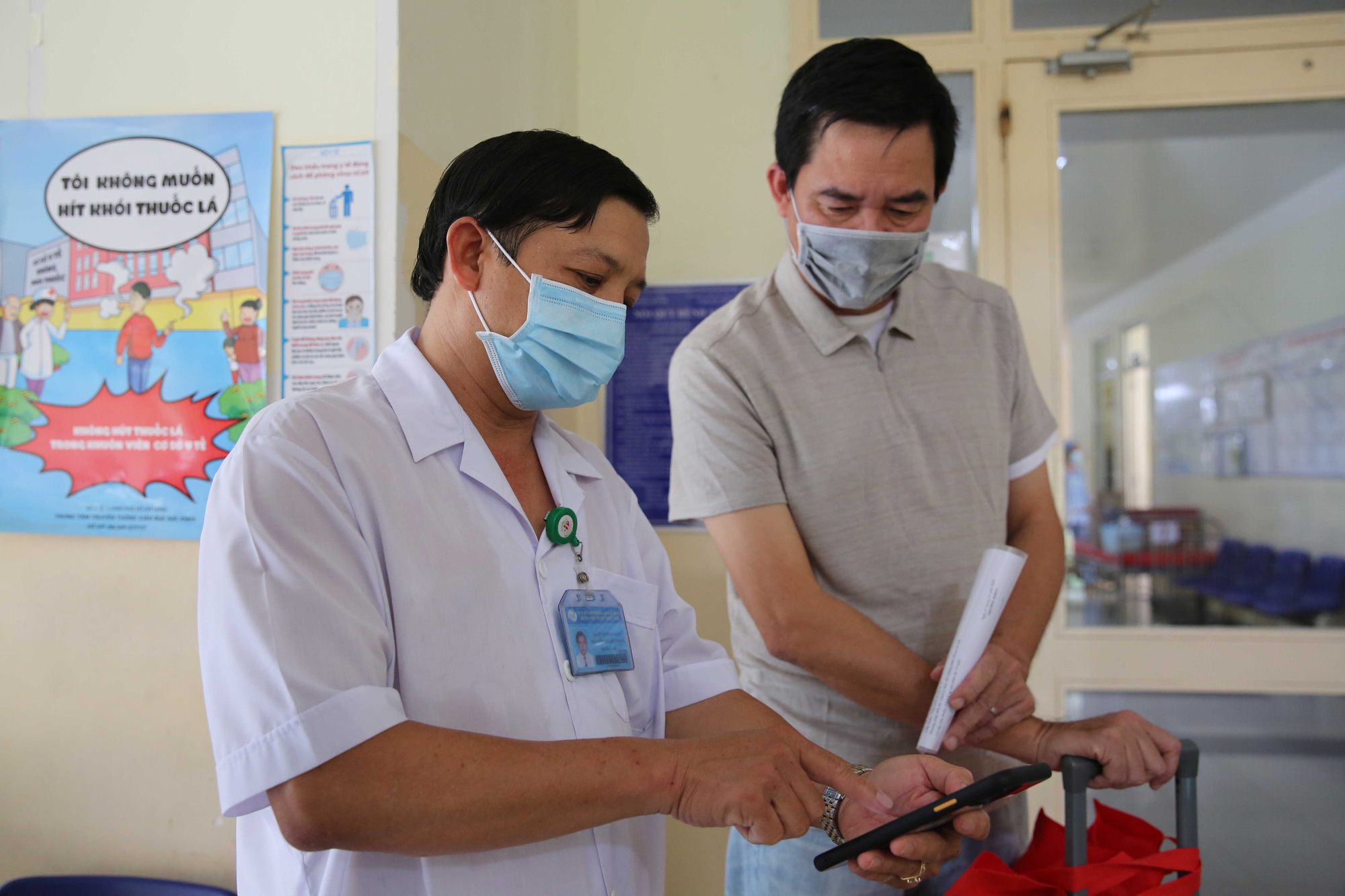 TP HCM: Bệnh nh&acirc;n Covid-19 thứ 9 trong ng&agrave;y ra viện, nghẹn lời cảm ơn b&aacute;c sĩ - Ảnh 4.