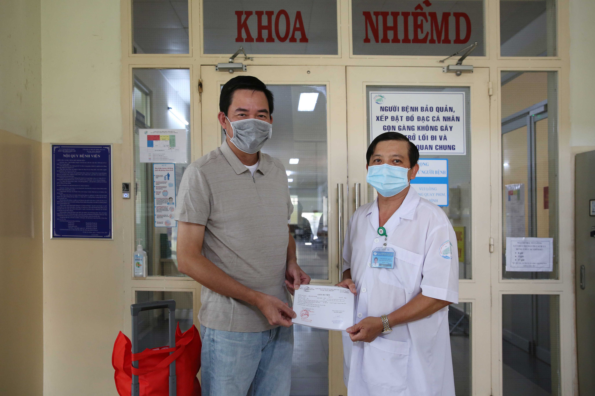 TP HCM: Bệnh nh&acirc;n Covid-19 thứ 9 trong ng&agrave;y ra viện, nghẹn lời cảm ơn b&aacute;c sĩ - Ảnh 1.