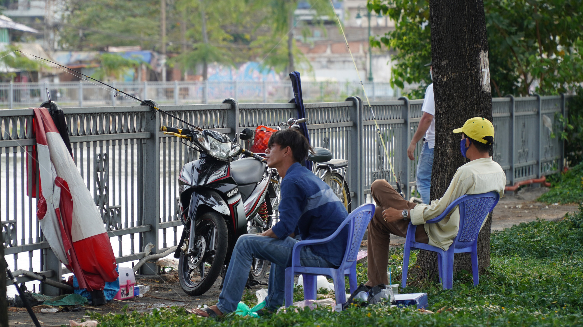 Bất chấp lệnh cấm, nhiều người vẫn tụ tập c&acirc;u c&aacute;, ăn nhậu, uống c&agrave; ph&ecirc; - Ảnh 1.
