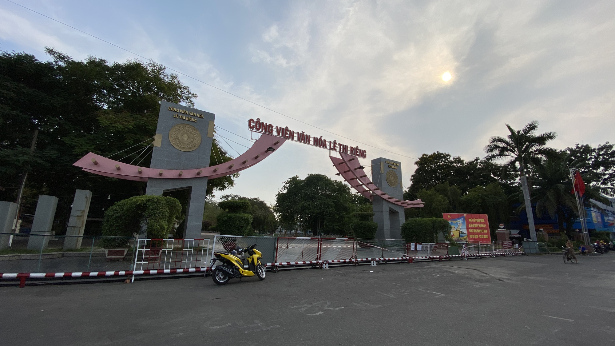 Bất chấp lệnh cấm, nhiều người vẫn tụ tập c&acirc;u c&aacute;, ăn nhậu, uống c&agrave; ph&ecirc; - Ảnh 3.