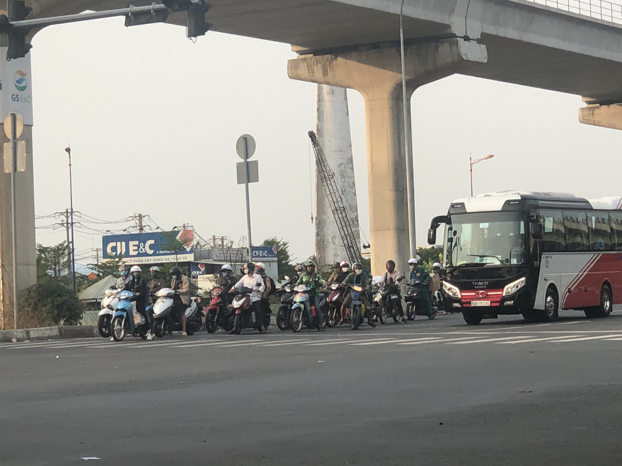 Cách ly xã hội: Đường phố TP HCM chỉ đông người giờ tan tầm - Ảnh 12.