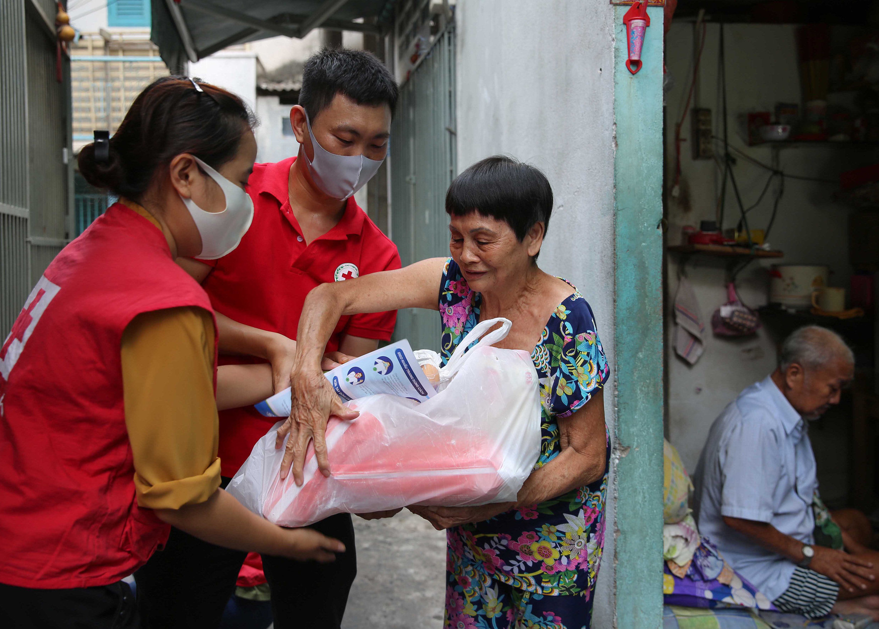 "Đi từng ngõ, gõ từng nhà" tặng quà người khó khăn trong dịch Covid-19