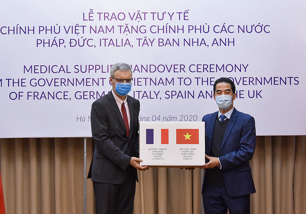 Trao 550.000 khẩu trang kh&aacute;ng khuẩn hỗ trợ c&aacute;c nước ch&acirc;u &Acirc;u ph&ograve;ng chống dịch Covid-19 - Ảnh 2.