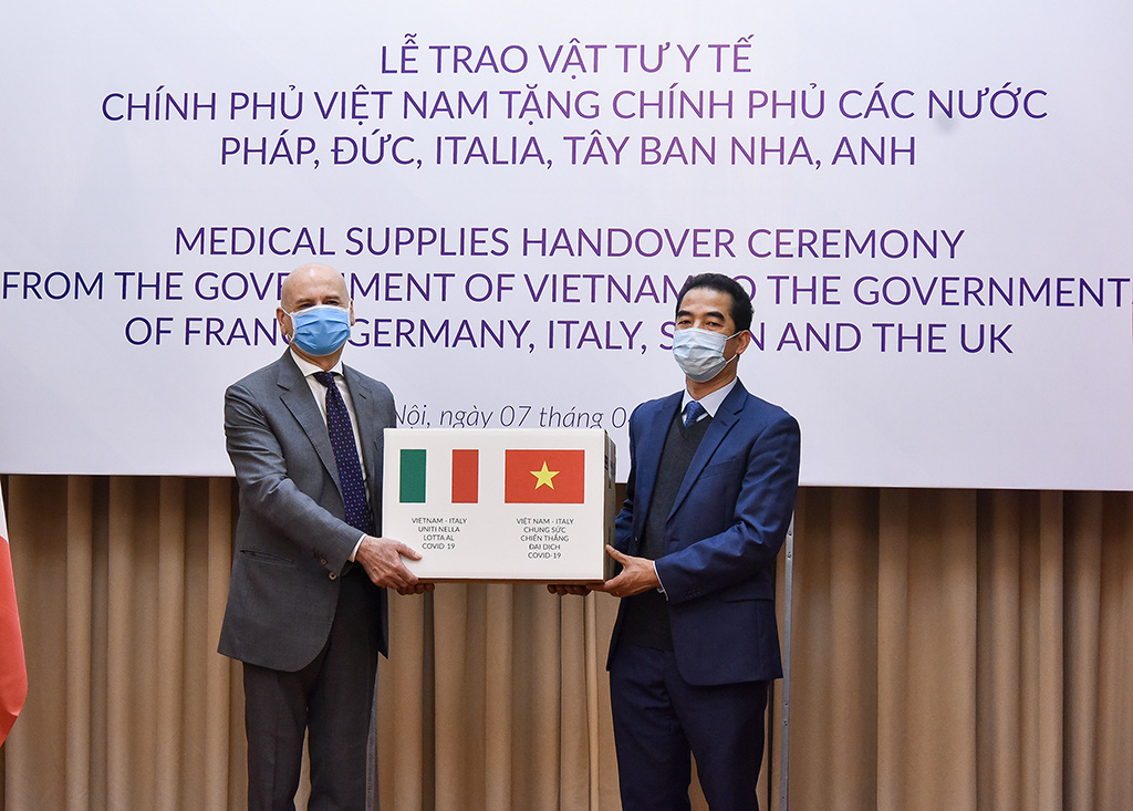 Trao 550.000 khẩu trang kh&aacute;ng khuẩn hỗ trợ c&aacute;c nước ch&acirc;u &Acirc;u ph&ograve;ng chống dịch Covid-19 - Ảnh 4.