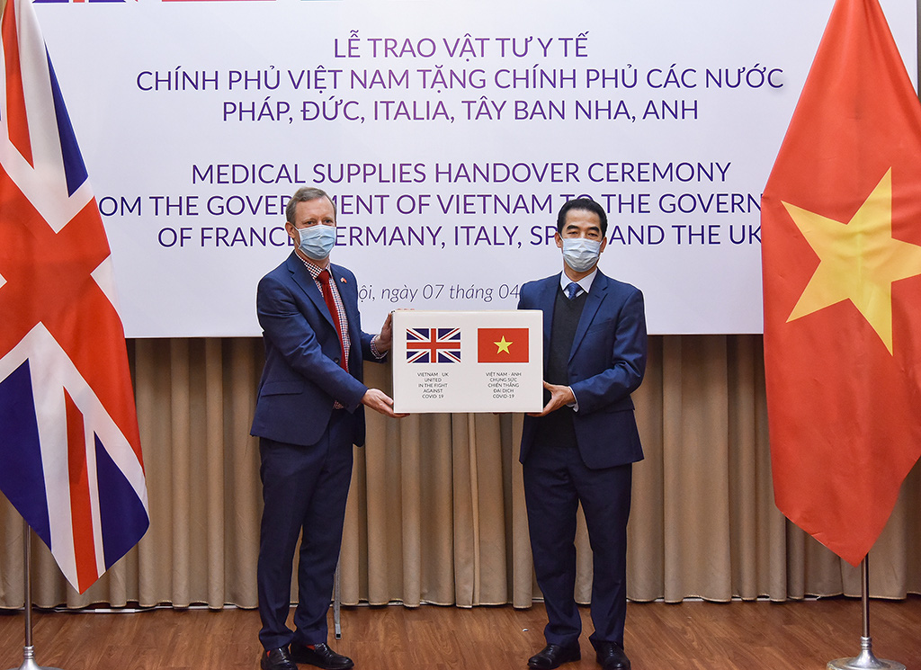 Trao 550.000 khẩu trang kh&aacute;ng khuẩn hỗ trợ c&aacute;c nước ch&acirc;u &Acirc;u ph&ograve;ng chống dịch Covid-19 - Ảnh 5.