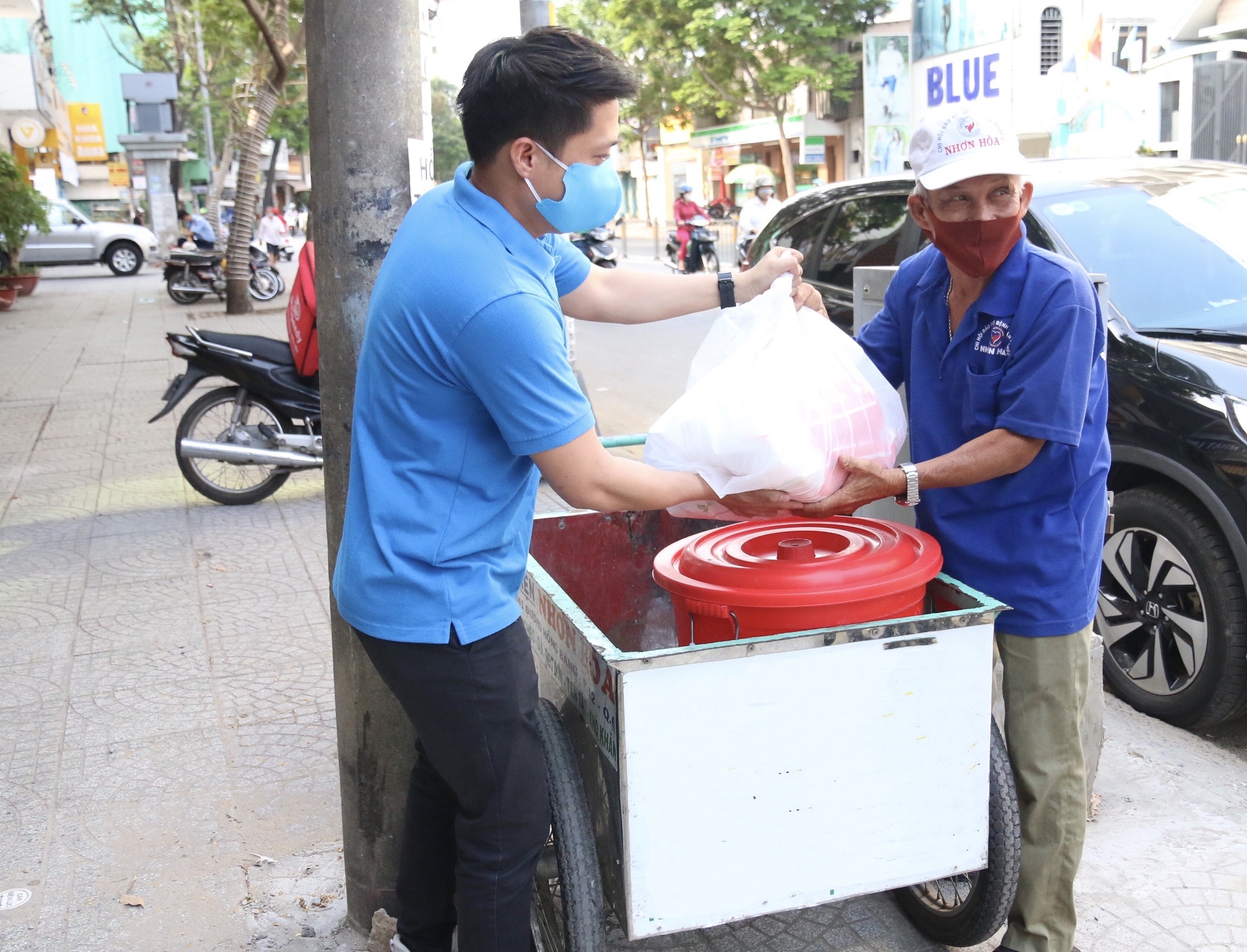 Dịch bệnh càng lan rộng – tình yêu thương càng lan tỏa - Ảnh 4.