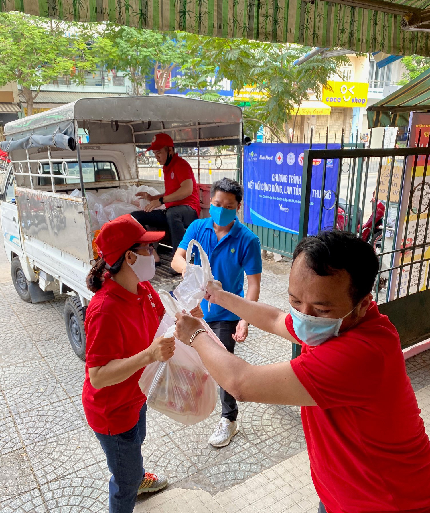 Dịch bệnh càng lan rộng – tình yêu thương càng lan tỏa - Ảnh 6.
