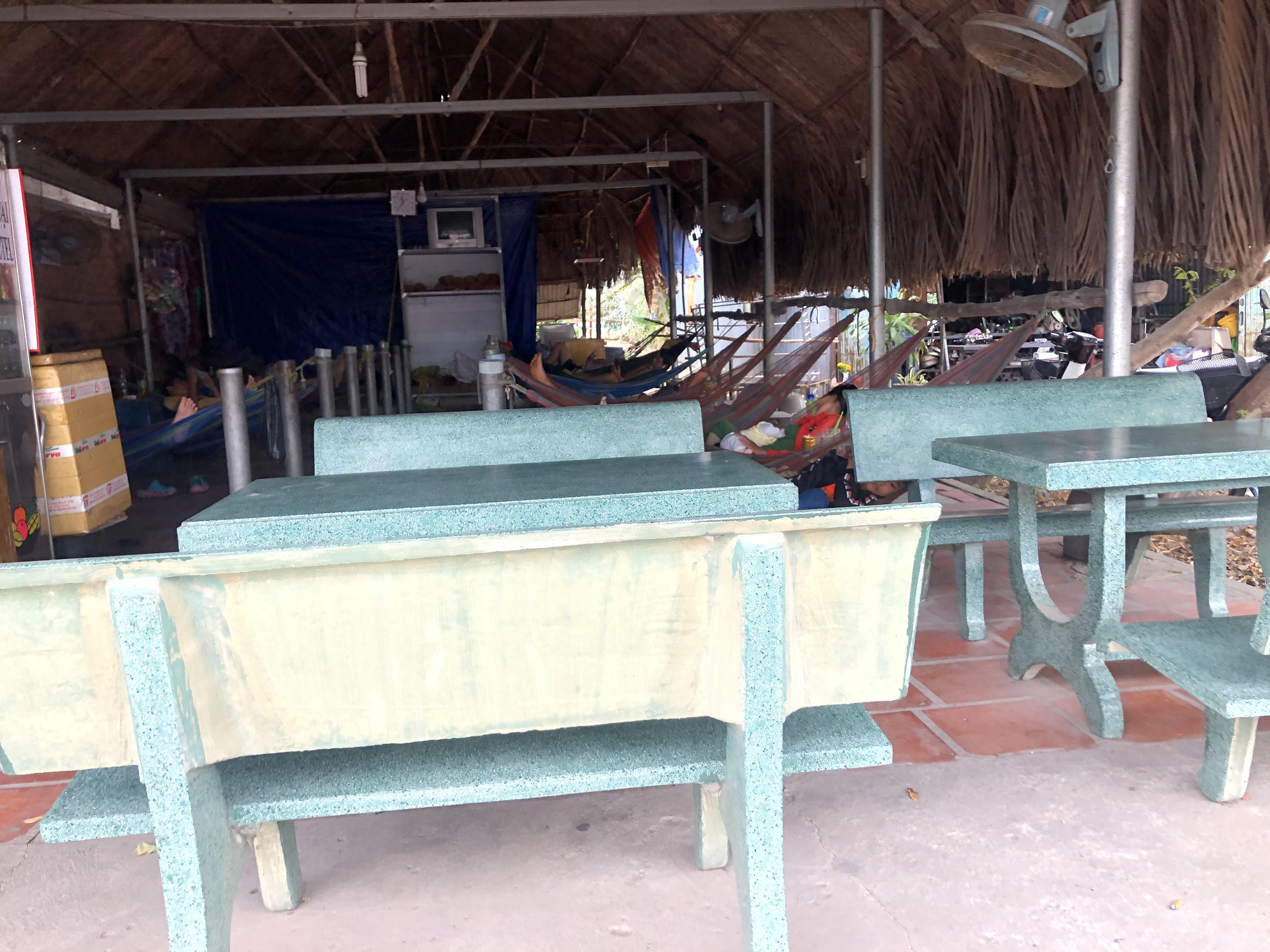 Bất chấp lệnh cấm, nhiều người vẫn tụ tập c&acirc;u c&aacute;, ăn nhậu, uống c&agrave; ph&ecirc; - Ảnh 5.