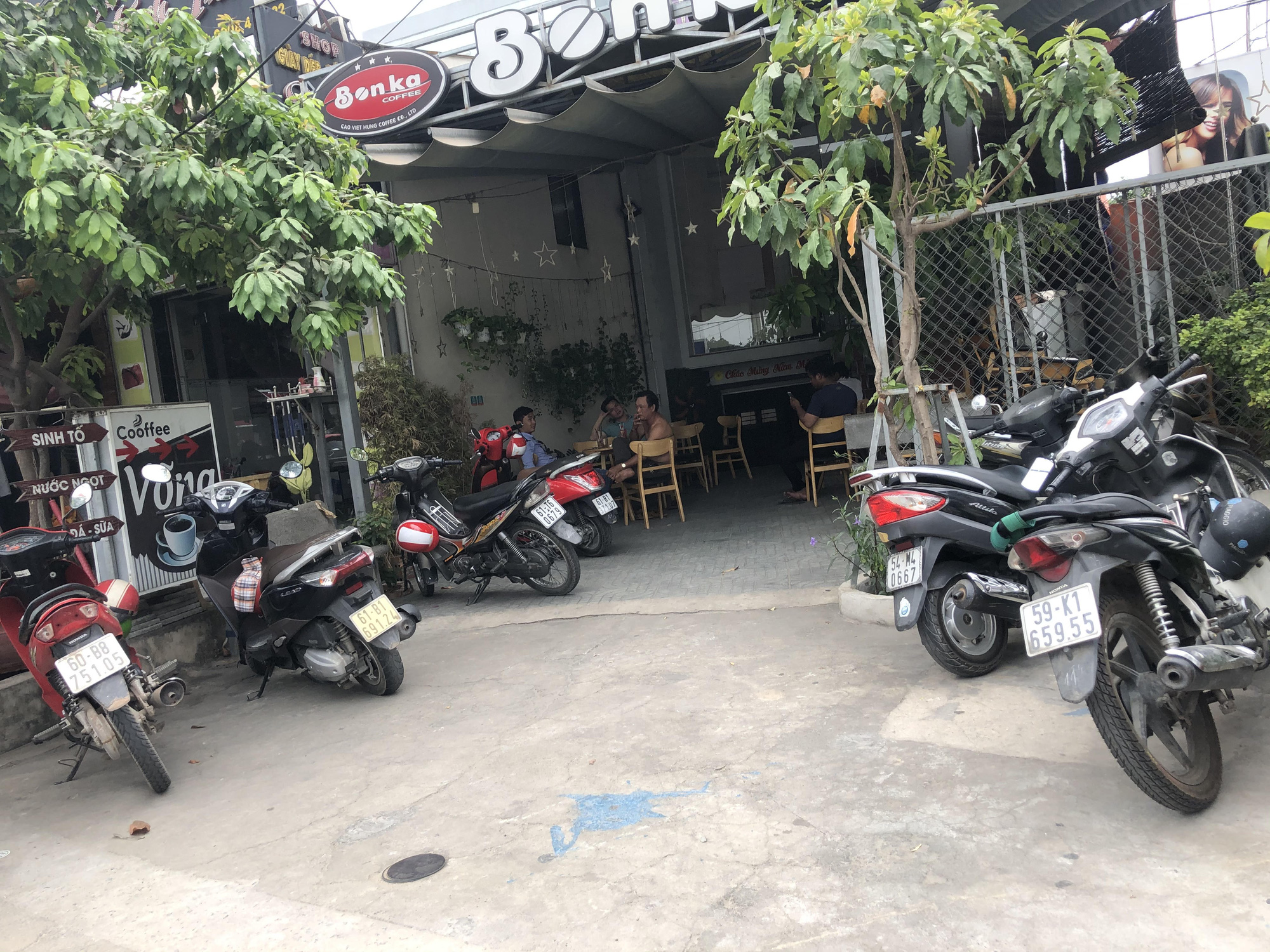 Bất chấp lệnh cấm, nhiều người vẫn tụ tập c&acirc;u c&aacute;, ăn nhậu, uống c&agrave; ph&ecirc; - Ảnh 6.