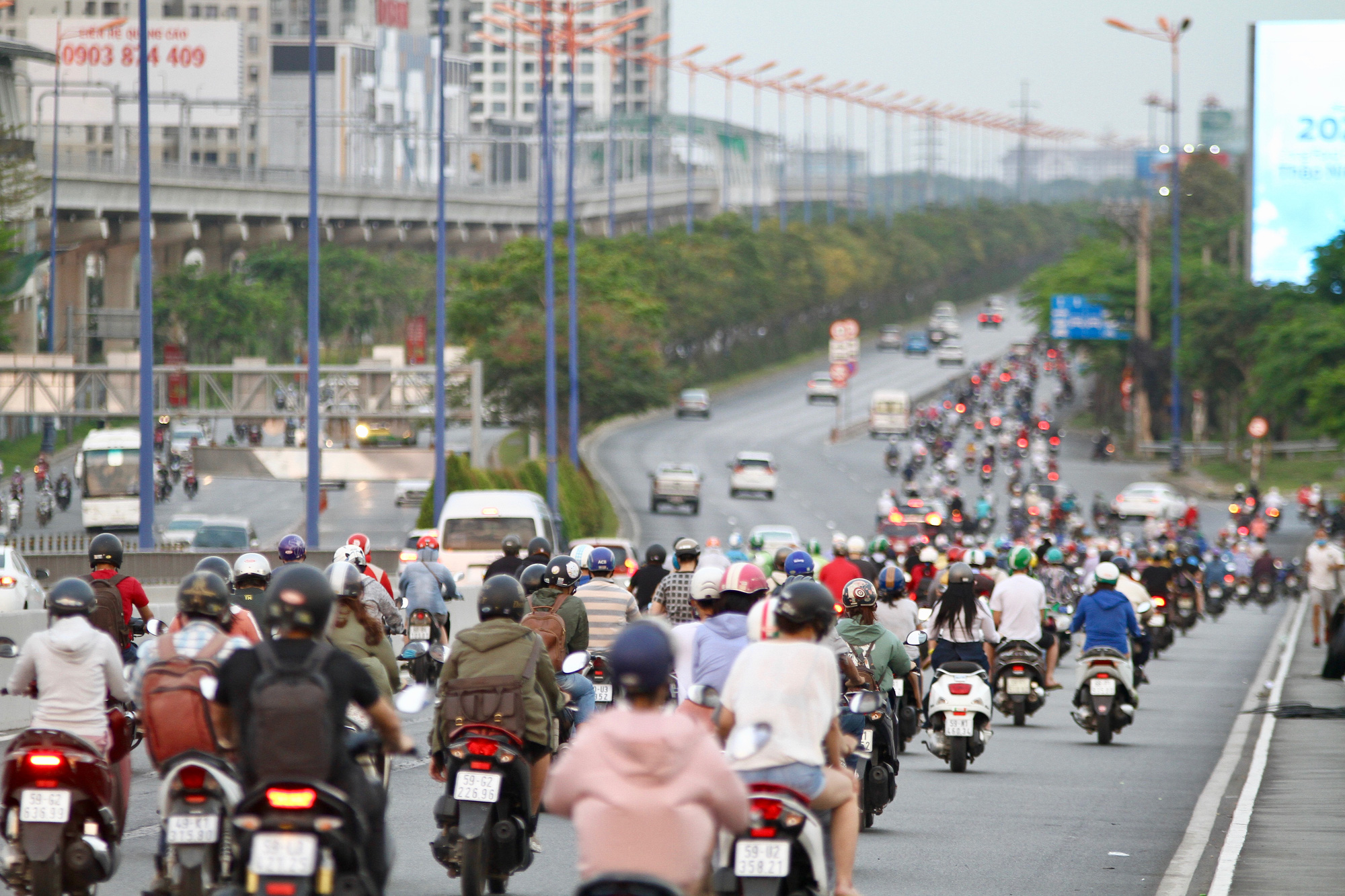 Cách ly xã hội: Đường phố TP HCM chỉ đông người giờ tan tầm