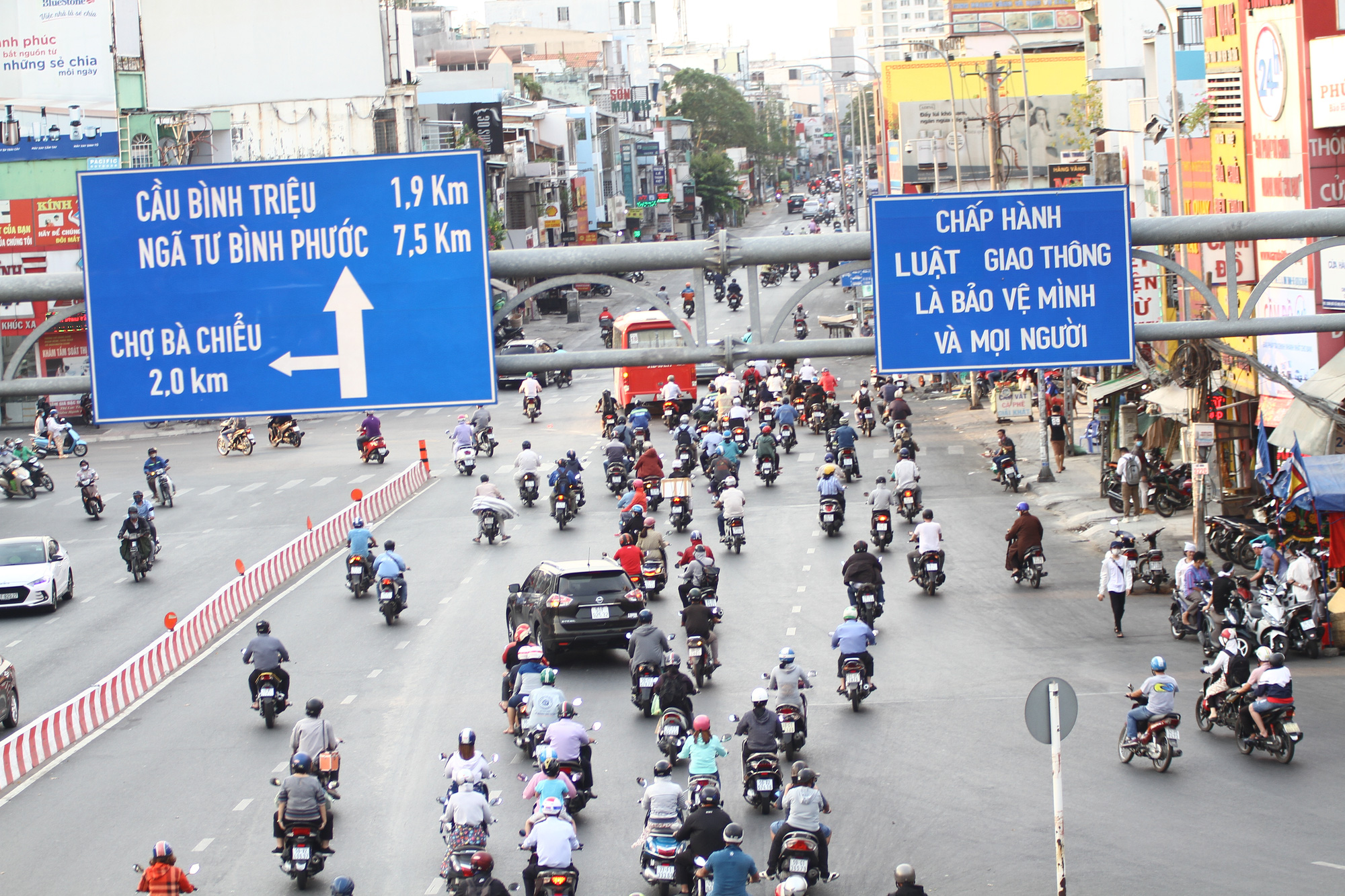 Cách ly xã hội: Đường phố TP HCM chỉ đông người giờ tan tầm - Ảnh 7.