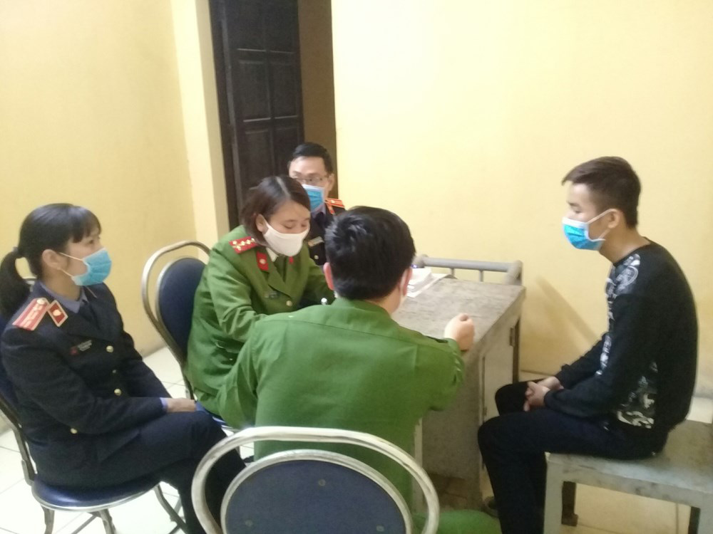 Bị yêu cầu kiểm tra thân nhiệt, nam thanh niên lao xe vào Phó công an phường
