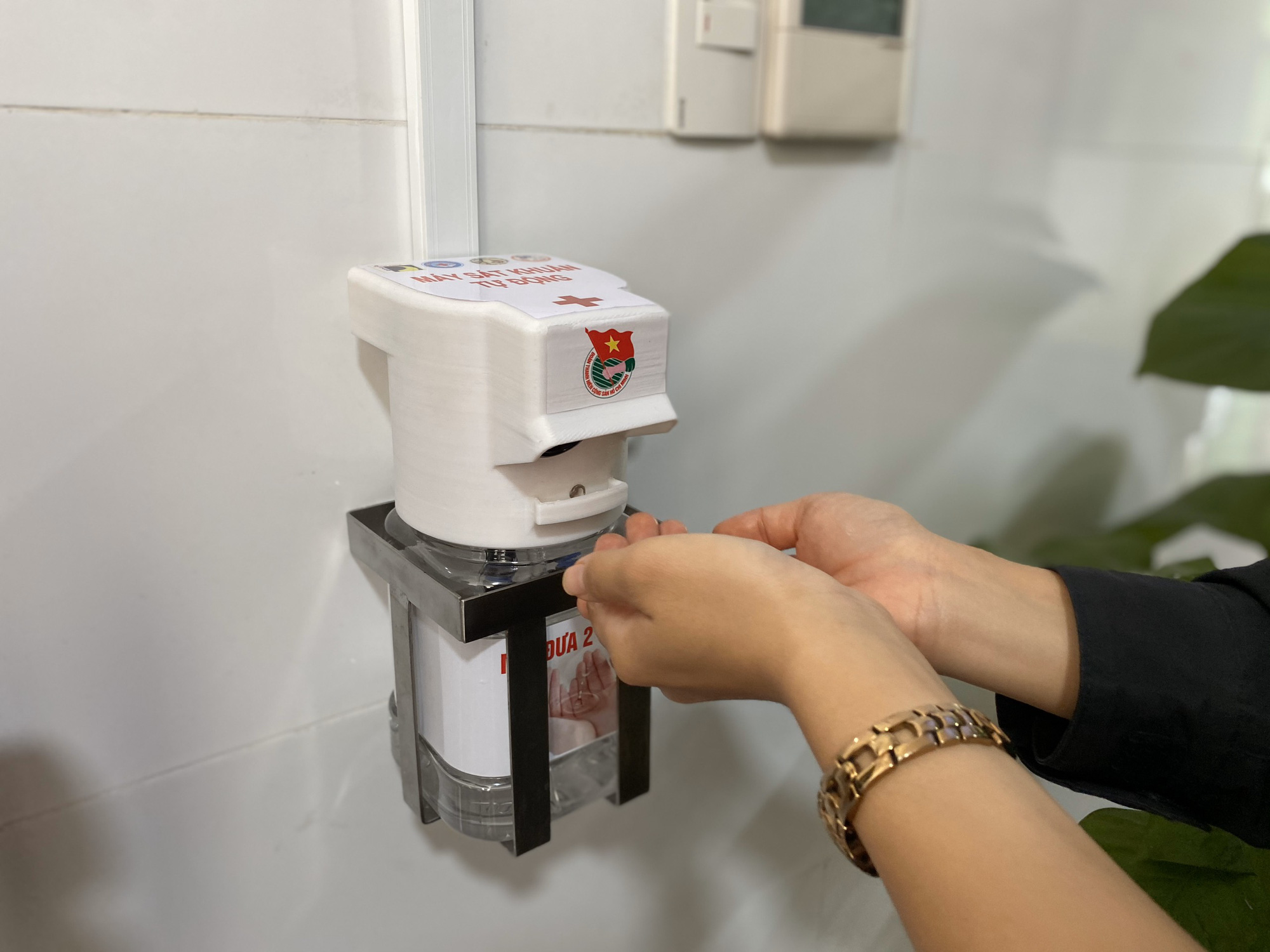 Sinh viên Đà Nẵng sáng chế máy rửa tay sát khuẩn tự động