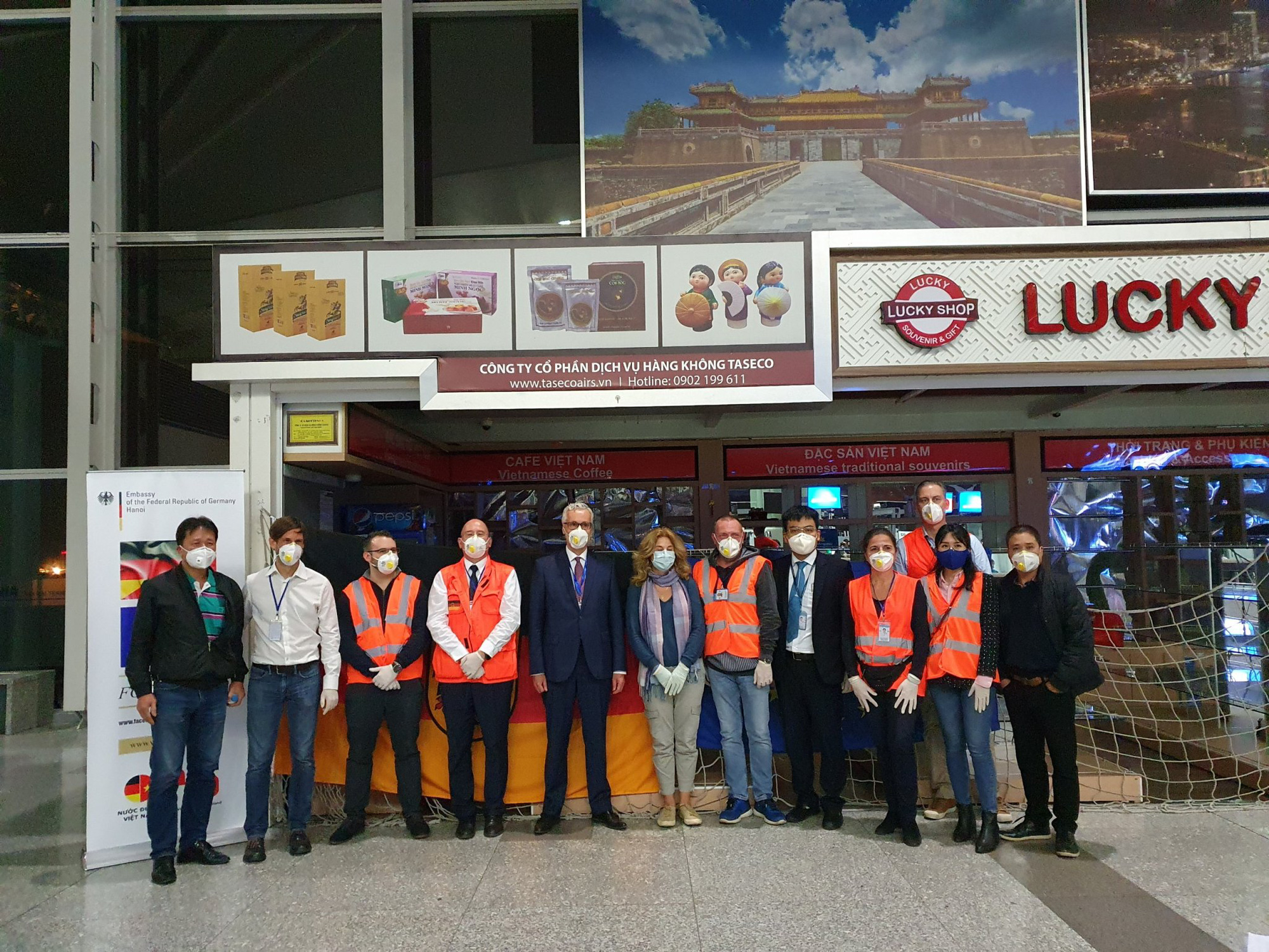 Hai chuyến bay đặc biệt từ Việt Nam đưa công dân châu Âu hồi hương - Ảnh 5.
