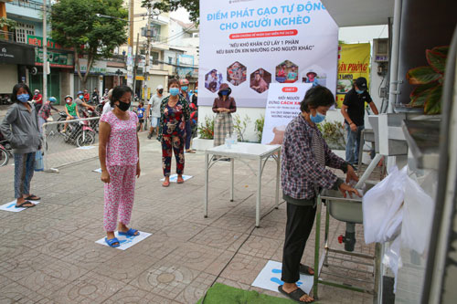 Lòng vàng tiếp sức "ATM gạo"