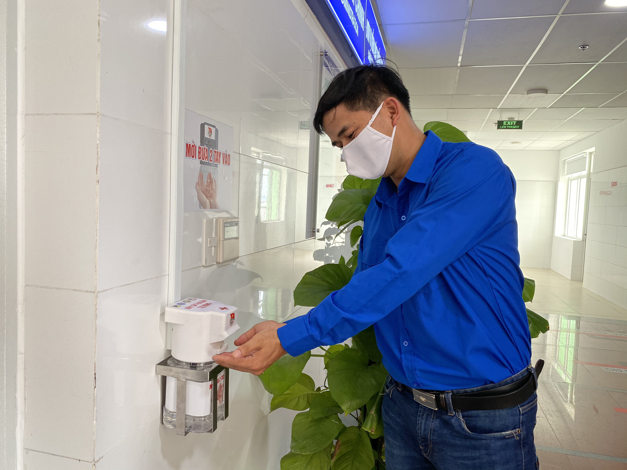 Sinh vi&ecirc;n Đ&agrave; Nẵng s&aacute;ng chế m&aacute;y rửa tay s&aacute;t khuẩn tự động - Ảnh 2.