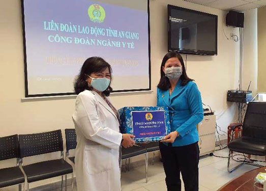 An Giang: Tặng qu&agrave; cho đo&agrave;n vi&ecirc;n tham gia ph&ograve;ng chống dịch bệnh - Ảnh 1.