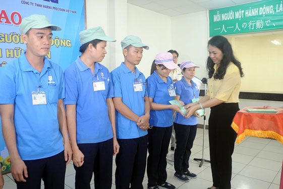 Nhiều đối tượng gom sổ bảo hiểm của công nhân để trục lợi - Ảnh 1.