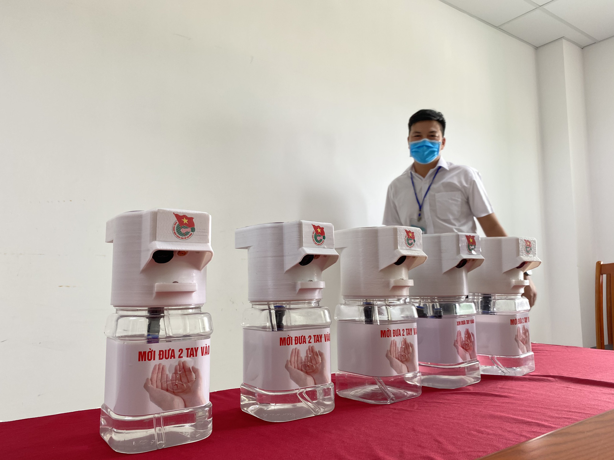 Sinh vi&ecirc;n Đ&agrave; Nẵng s&aacute;ng chế m&aacute;y rửa tay s&aacute;t khuẩn tự động - Ảnh 4.