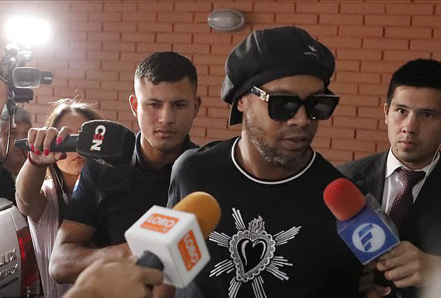 Ronaldinho thoát án tù, chịu quản thúc 6 tháng ở… khách sạn
