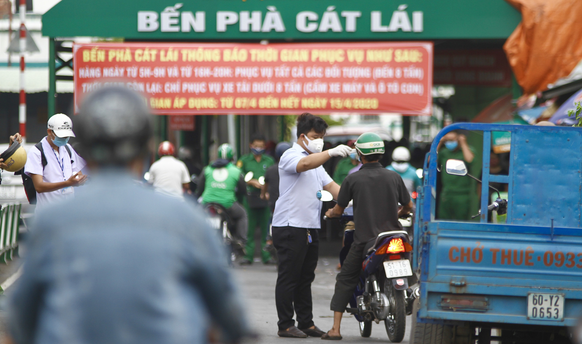 Phà Cát Lái đông người, khó giữ khoảng cách an toàn phòng dịch Covid-19 - Ảnh 11.