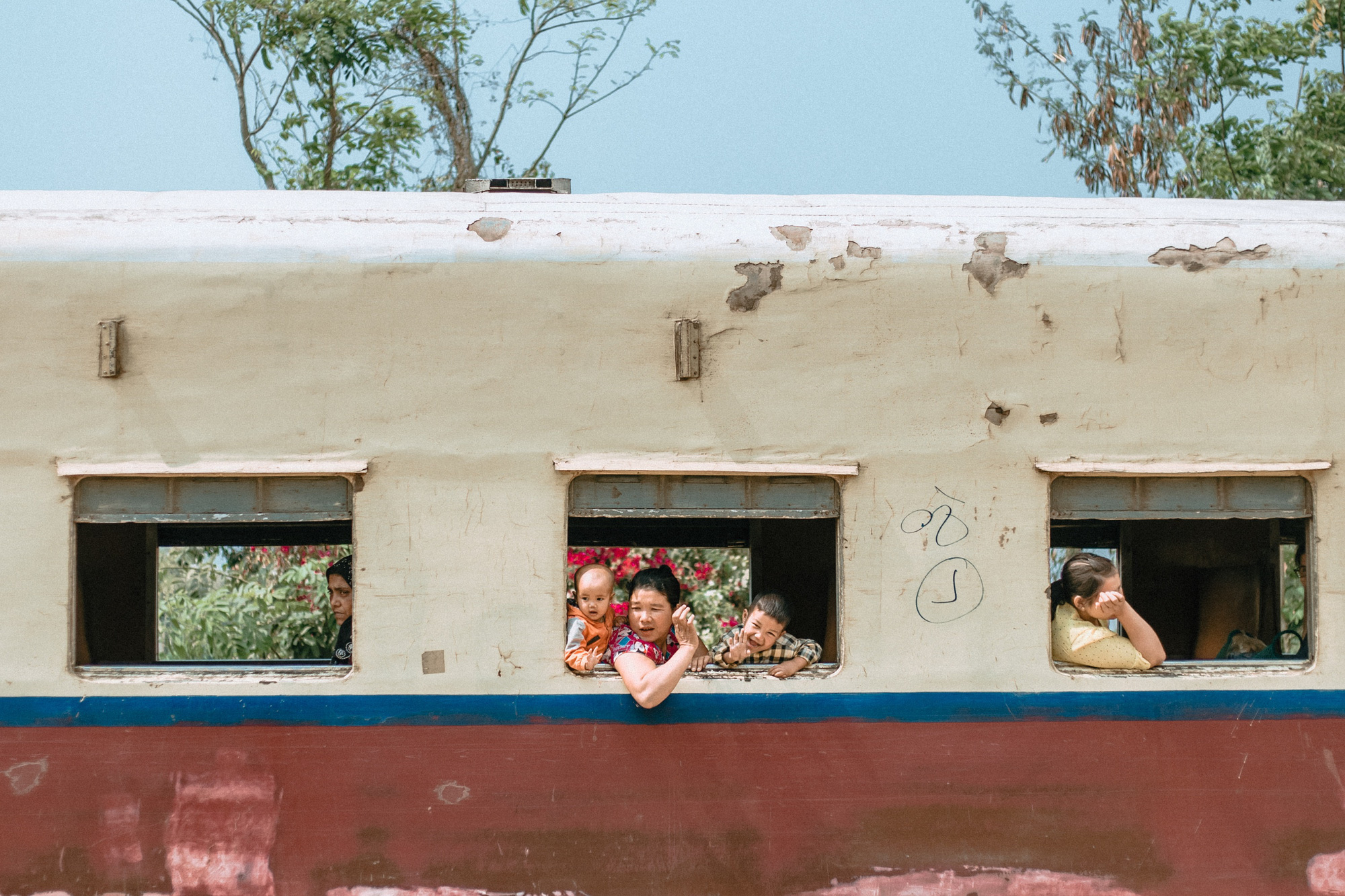 Cuộc sống ở Myanmar l&agrave; những khung h&igrave;nh b&igrave;nh dị v&agrave; y&ecirc;n ả - Ảnh 35.