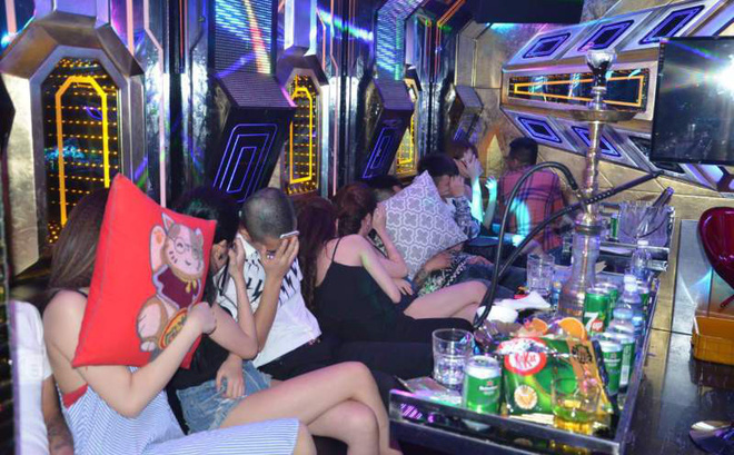 Bất chấp lệnh cấm, 24 nam nữ "bay lắc" trong quán karaoke Rubi