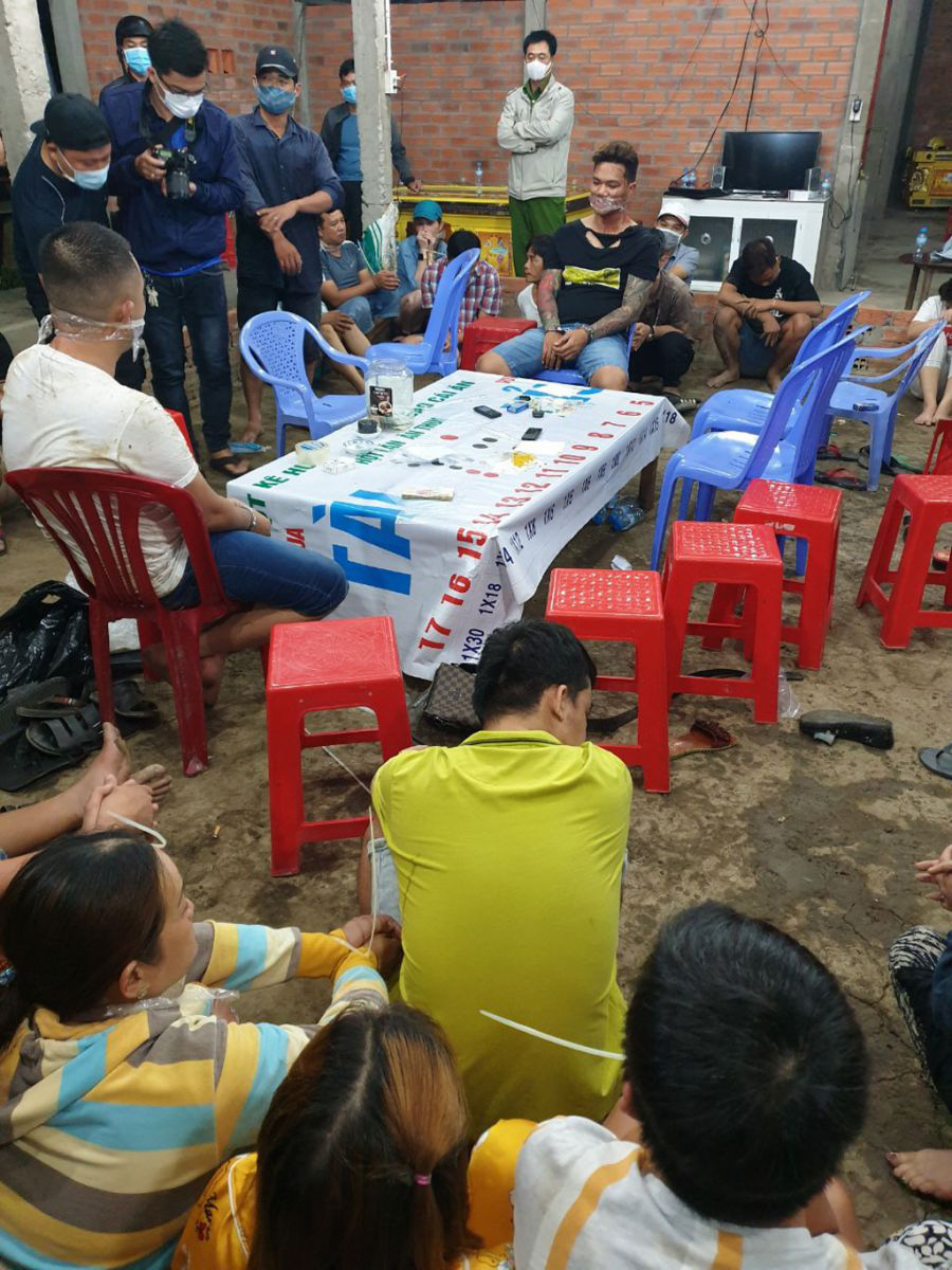 Hàng chục người lén lút vào căn nhà nhỏ lúc nửa đêm ở Long An