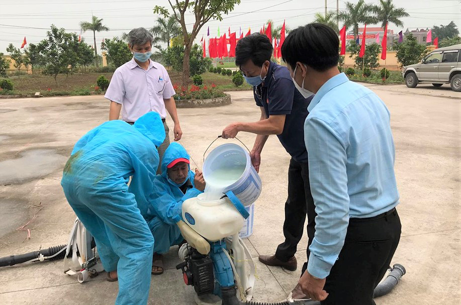 Cận cảnh kiểm soát thôn hơn 1.000 người có ca bệnh Covid-19 số 251 phức tạp - Ảnh 7.