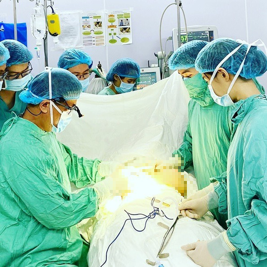 "Bỏ quên" kim khâu trong mí mắt, túi ngực bị vỡ sau nhiều năm thẩm mỹ