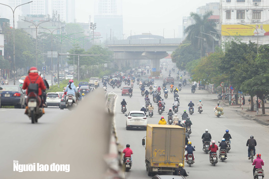 Người dân đổ ra đường đông hơn trong tuần thứ 2 cách ly xã hội chống dịch Covid-19 - Ảnh 10.