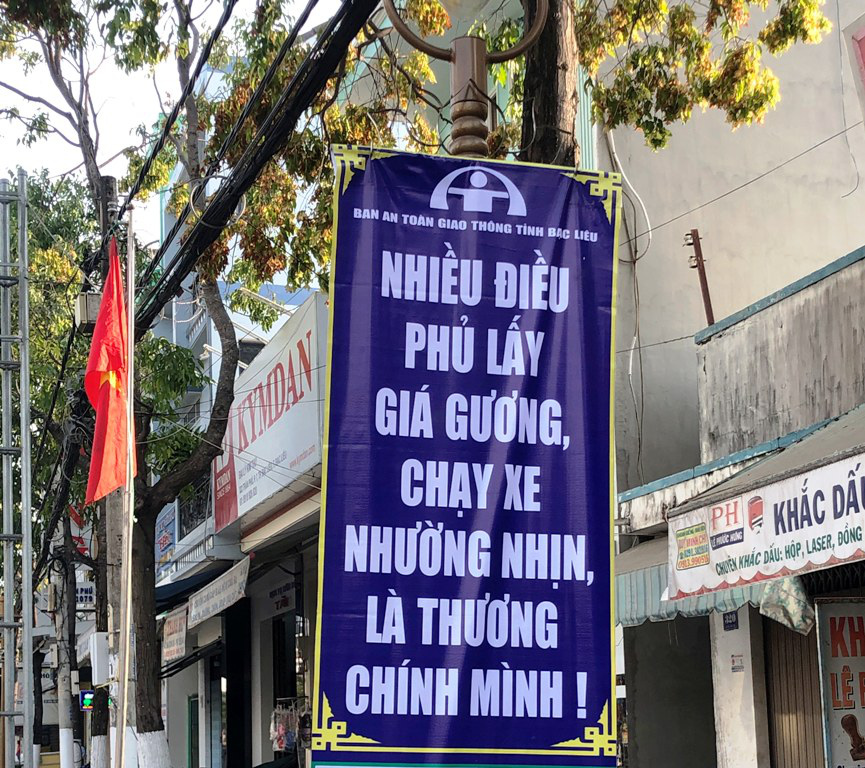 Băng rôn tuyên truyền giao thông sai chính tả treo đầy đường - Ảnh 1.