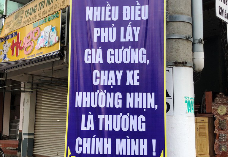 Băng rôn tuyên truyền giao thông sai chính tả treo đầy đường