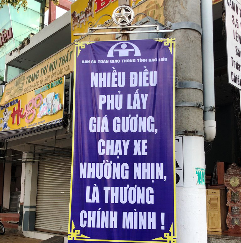 Băng rôn tuyên truyền giao thông sai chính tả treo đầy đường - Ảnh 2.