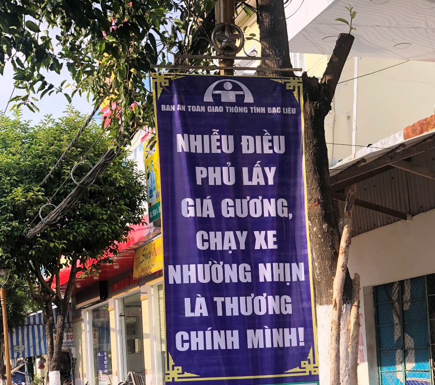 Băng rôn tuyên truyền giao thông sai chính tả treo đầy đường - Ảnh 3.