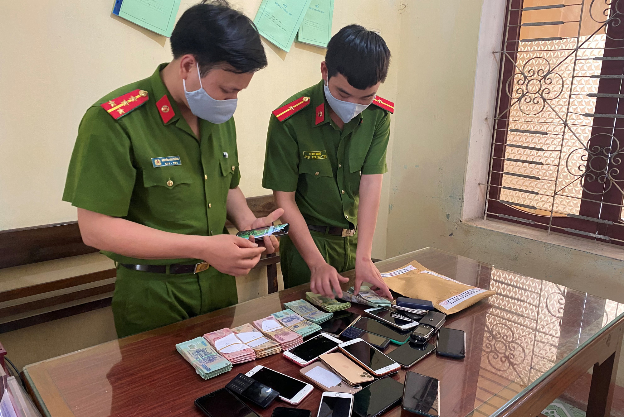 Thu giữ hơn 800 triệu đồng, 10 xe ôtô tại ổ đánh bạc lớn có 20 người tham gia