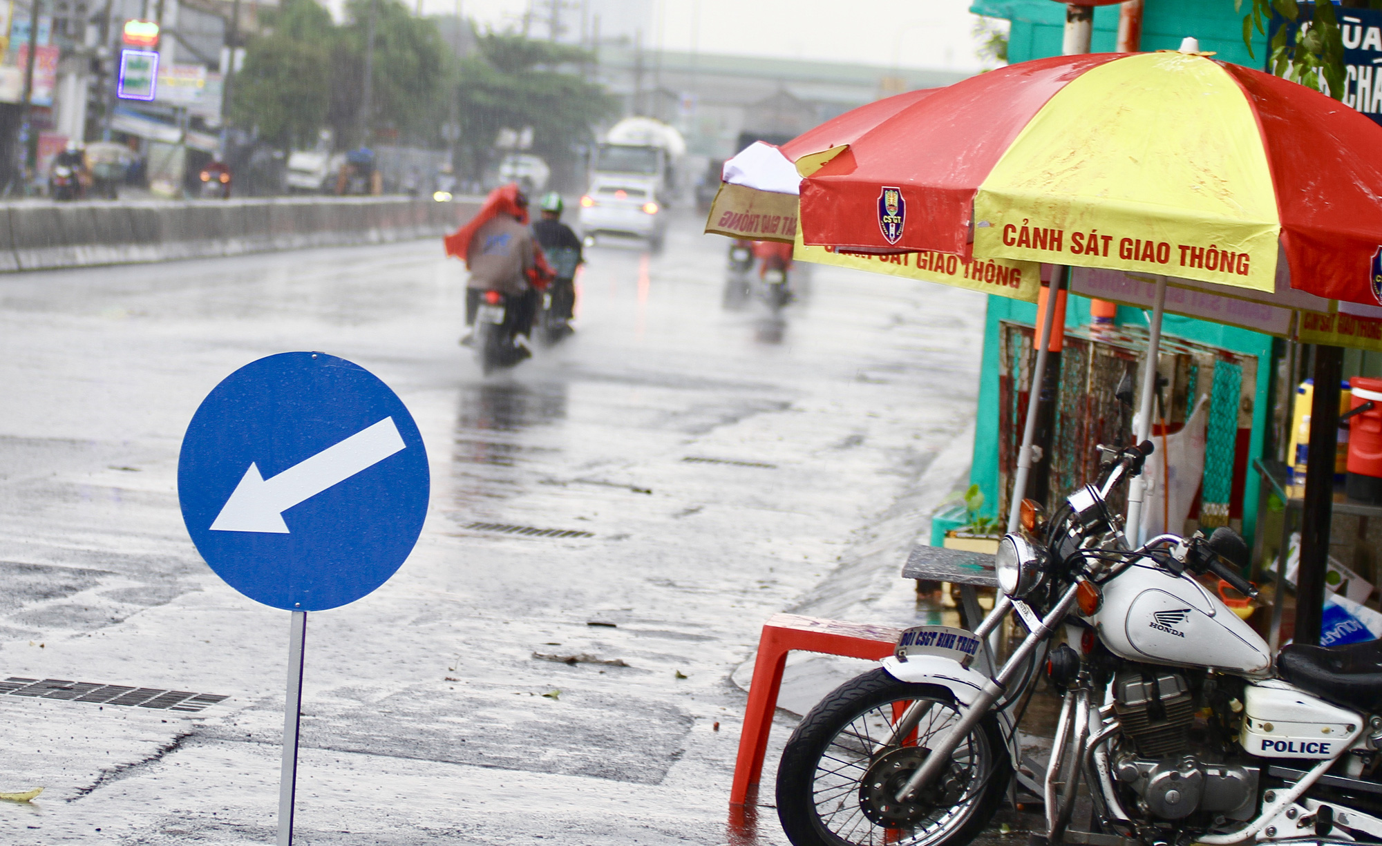 Mưa trắng trời ở TP HCM, giải toả ngột ngạt sau nhiều ng&agrave;y nắng n&oacute;ng - Ảnh 3.