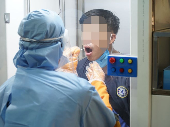 Phi công người Anh mắc Covid-19  đang được lọc máu liên tục