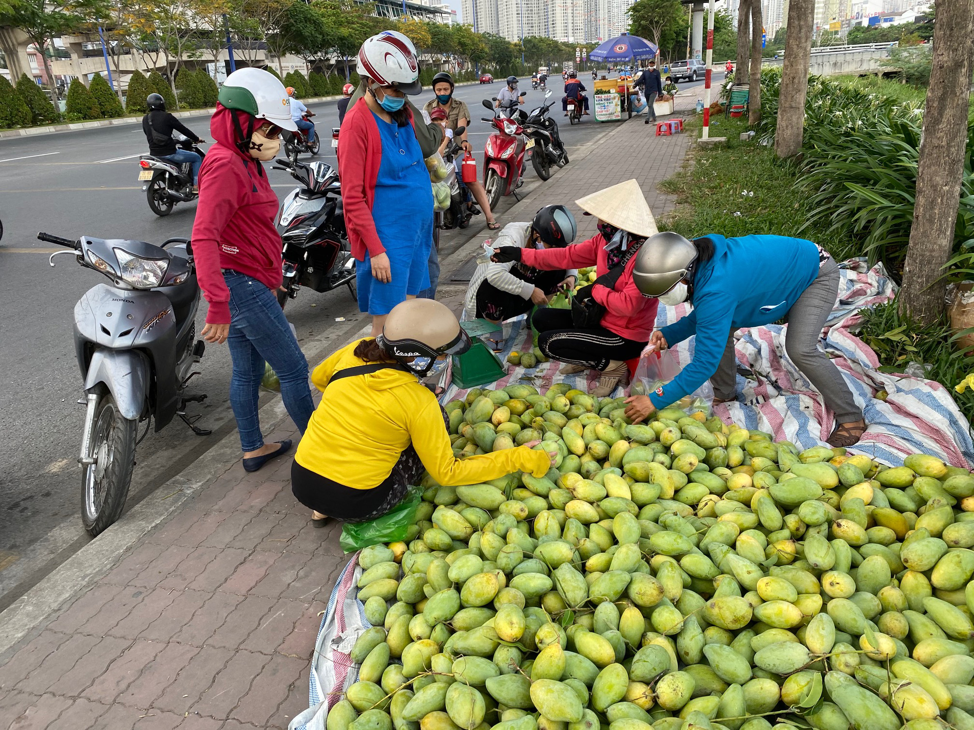 Xo&agrave;i v&agrave;o m&ugrave;a, tr&agrave;n xuống lề đường, gi&aacute; rẻ - Ảnh 1.