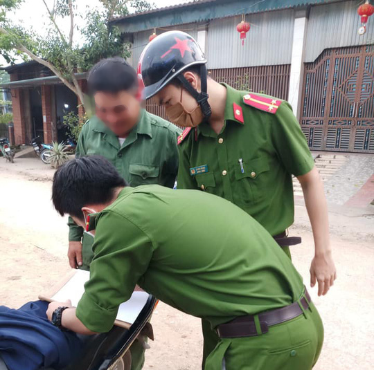 Phạt 10 trường hợp không đeo khẩu trang nơi công cộng để phòng dịch Covid-19 - Ảnh 1.