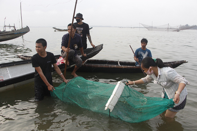 Đ&agrave;n c&aacute; k&igrave;nh con v&agrave;o s&aacute;t k&egrave; biển Thuận An, nhiều người lao xuống v&acirc;y bắt - Ảnh 3.
