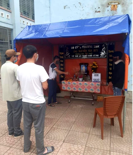 Nam thanh ni&ecirc;n lập b&agrave;n thờ trong khu c&aacute;ch ly khi nghe tin bố qua đời - Ảnh 1.