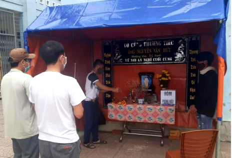 Nam thanh niên lập bàn thờ trong khu cách ly khi nghe tin bố qua đời