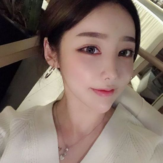 MC trực tuyến H&agrave;n Quốc cắt cổ tay khi đang live stream v&igrave; những b&igrave;nh luận &aacute;c &yacute; - Ảnh 1.