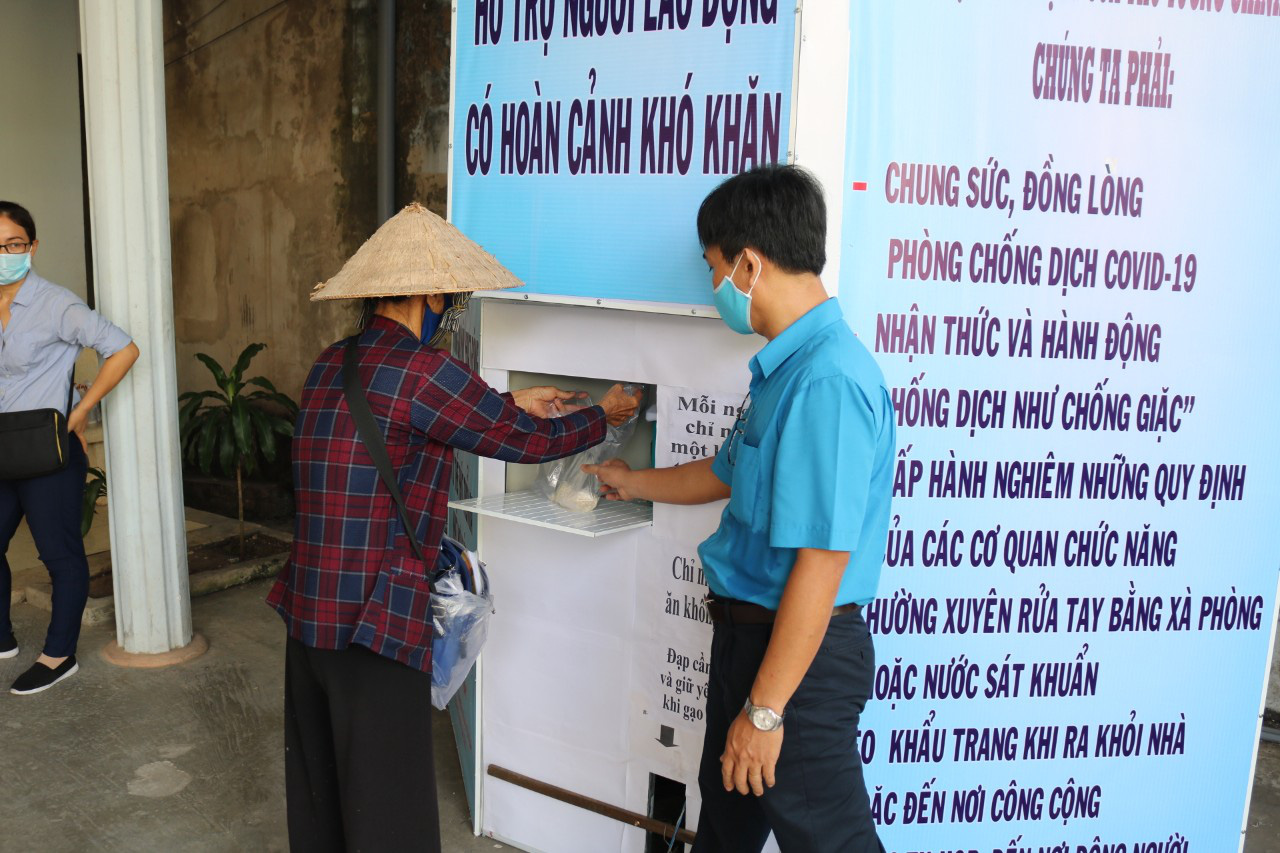 LĐLĐ huyện Ph&uacute; Quốc khởi động th&ugrave;ng gạo nghĩa t&igrave;nh tặng người ngh&egrave;o - Ảnh 4.