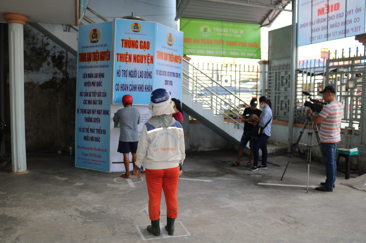 LĐLĐ huyện Ph&uacute; Quốc khởi động th&ugrave;ng gạo nghĩa t&igrave;nh tặng người ngh&egrave;o - Ảnh 5.