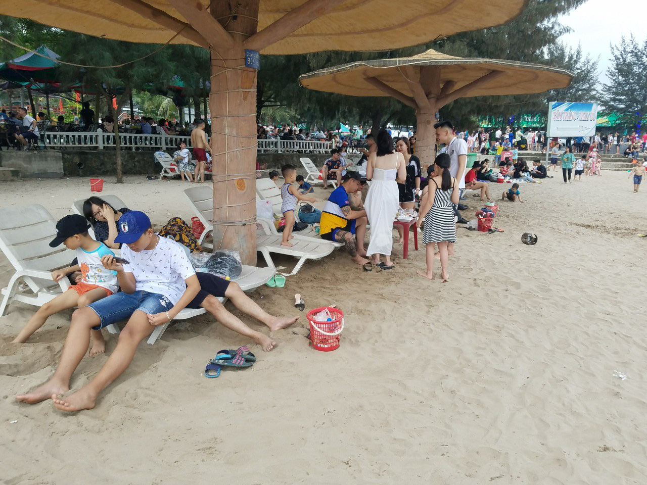 Hàng vạn du khách đổ về Đồ Sơn, Sầm Sơn trong 2 ngày đầu nghỉ lễ - Ảnh 6.