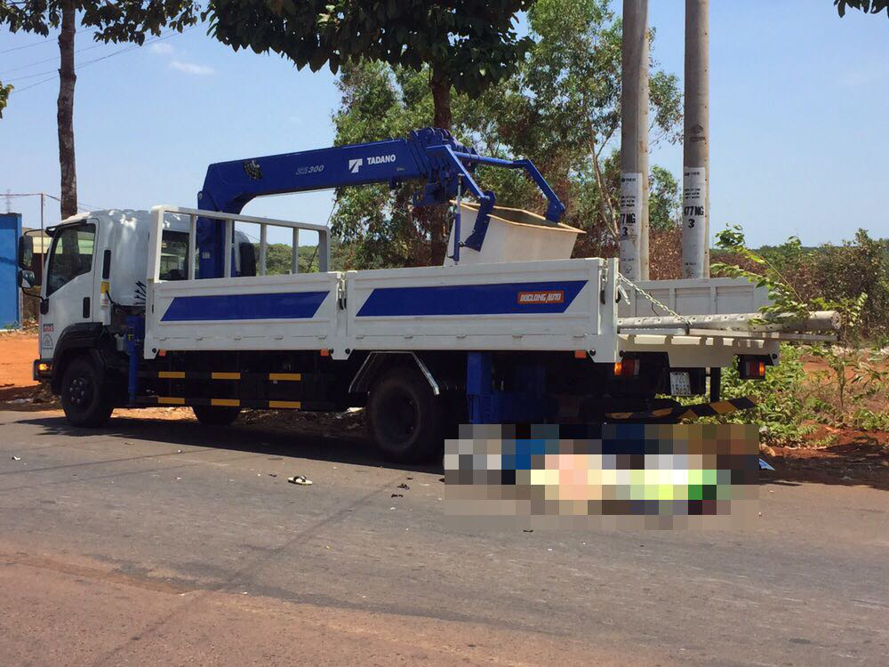 Tông vào đuôi xe tải đang đậu bên đường, một thanh niên tử vong